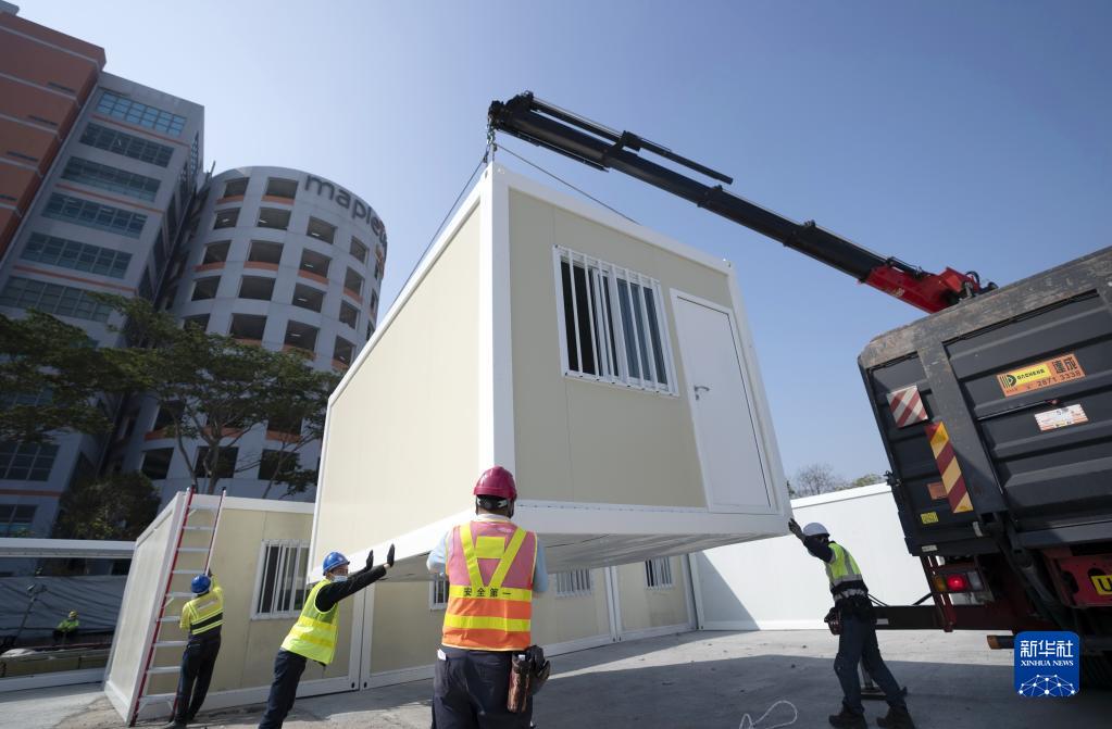 2月26日,工作人員在青衣社區隔離設施項目建設現場施工。新華社記者 呂小煒 攝