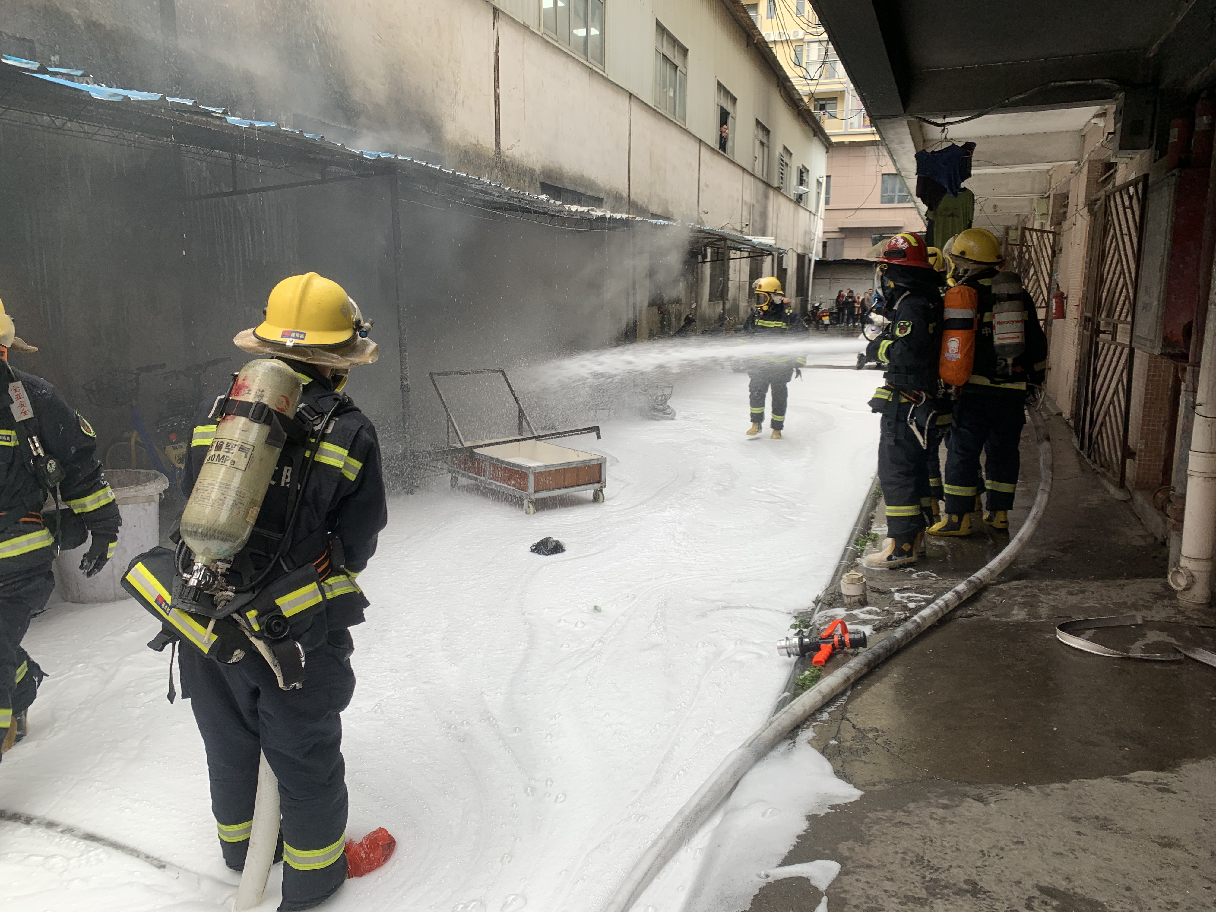 广东消防提醒广大市民群众:发现着火时,应及时呼救,并第一时间拨打