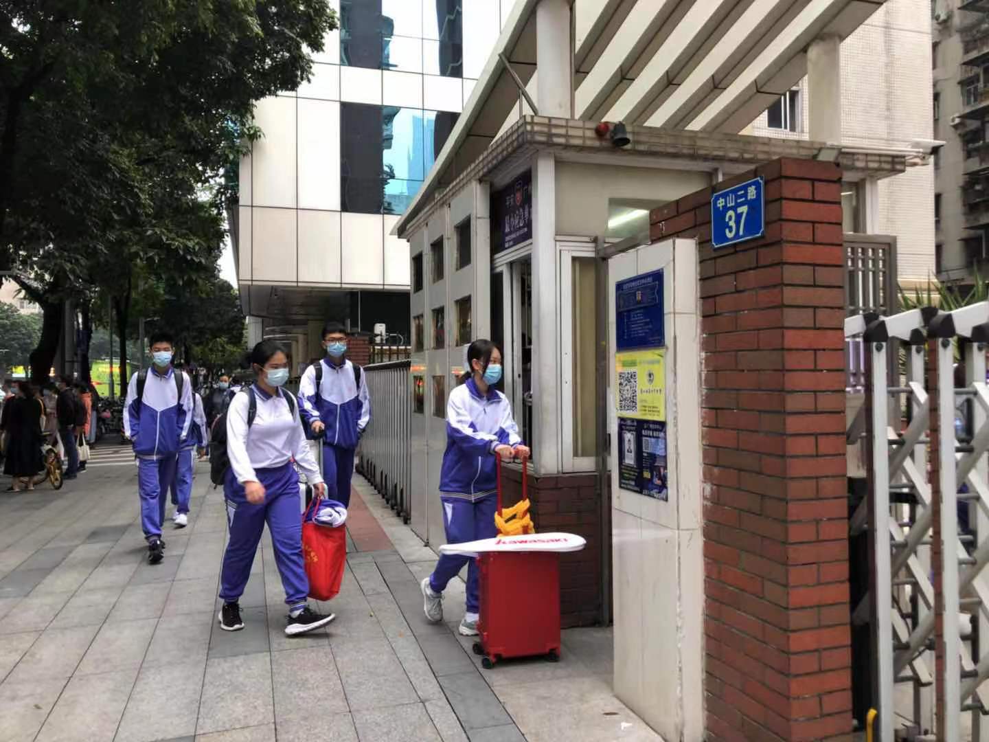 视频|直击返校现场！学生：“回校第一件事是想交作业”