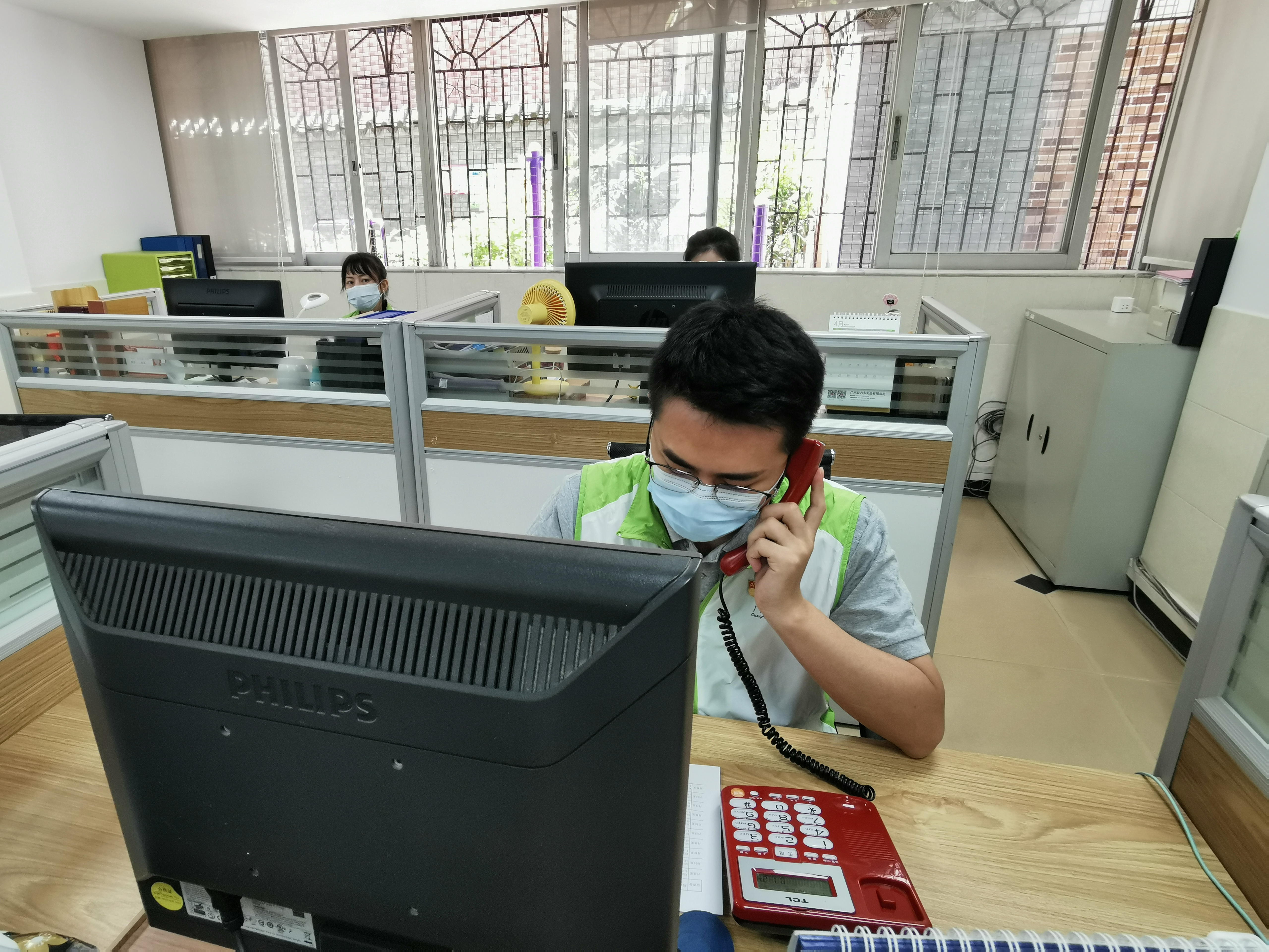 梁修飞在防疫志愿服务中。受访者供图 (2)