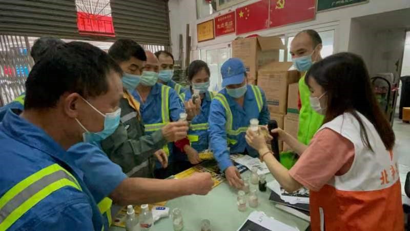 (图:禁毒办工作人员向环卫工人讲述各种传统毒品、合成毒品)