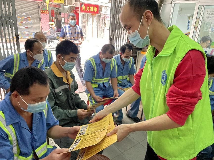 (图:禁毒办工作人员向环卫工人发放禁毒宣传资料)