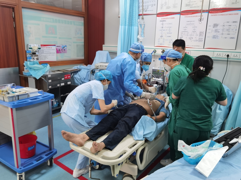 生死时速!核酸采样队出发前,在医院门口救了个人