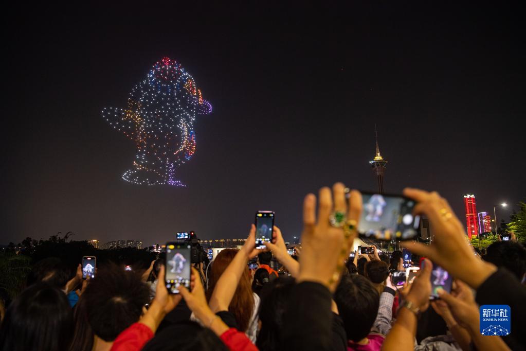 5月3日,觀眾在澳門南灣湖畔觀看無人機表演。當日,“2022翱遊澳門無人機表演盛會”揭幕。首晚演出主題為“春臨澳門”,內容包括春天與澳門、愛在澳門、世遺景點及地標等。新華社記者 張金加 攝
