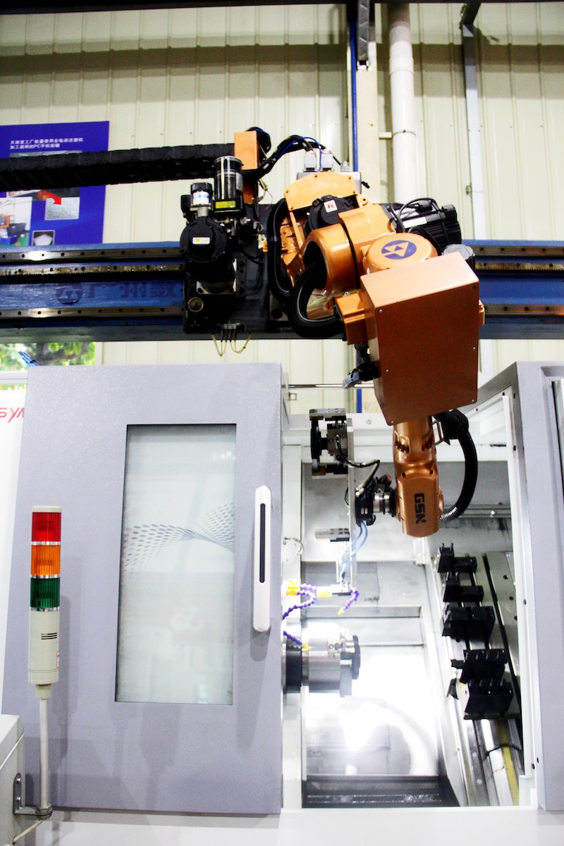 广州数控机器人事业部总经理宋健介绍说,广州数控在国产的工业机器人