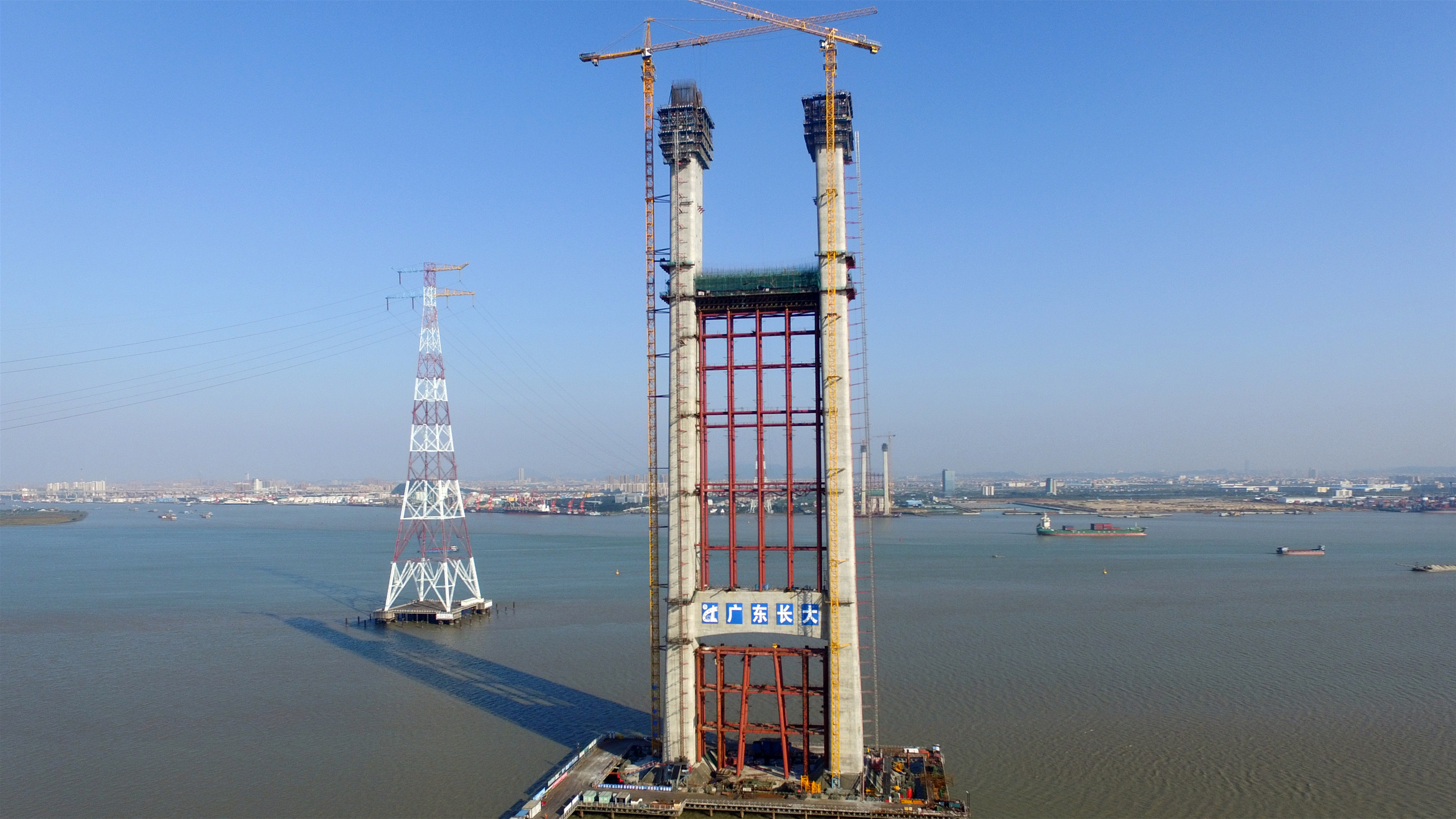 2016年11月27日,中横梁支架已完成及中上塔柱施工