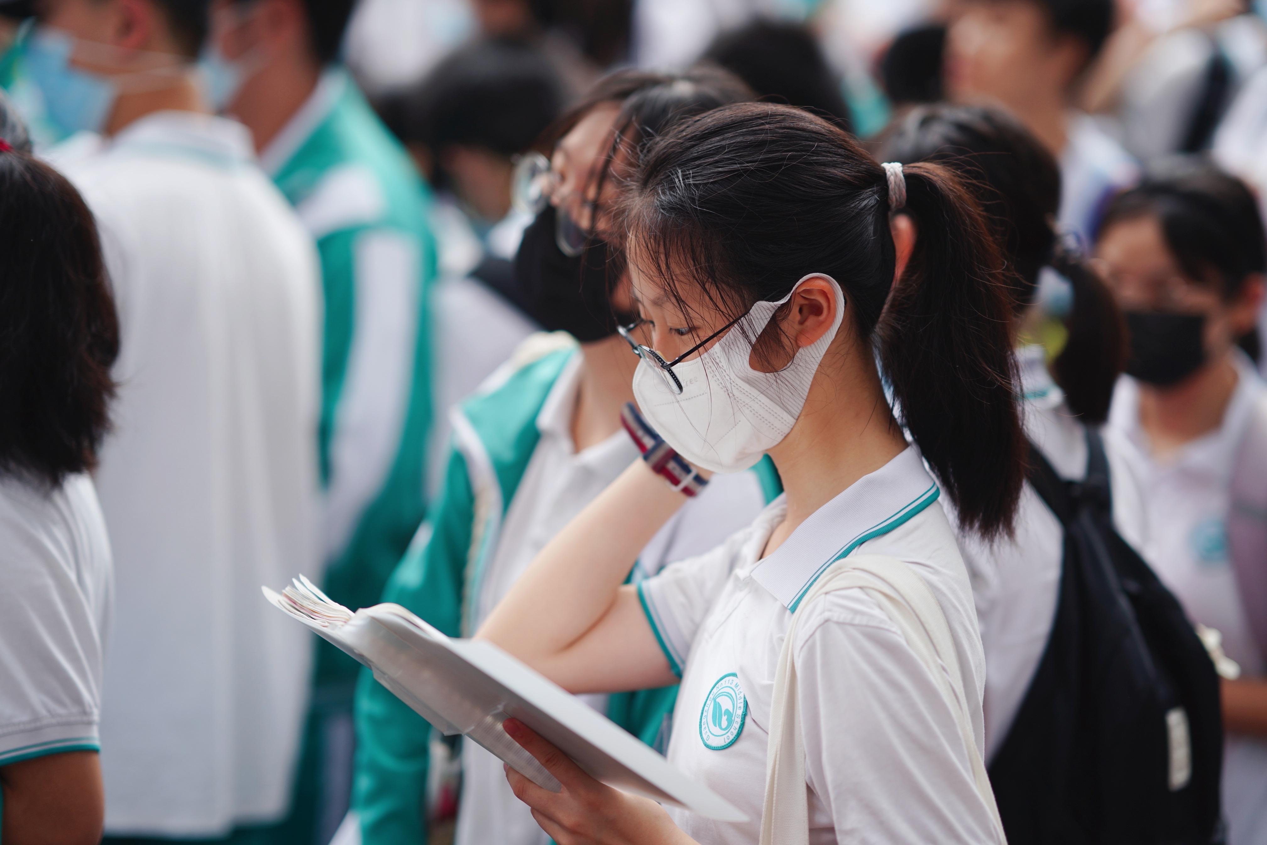 中考直擊各方力量守護中考考點為考生提供備用校服毛巾