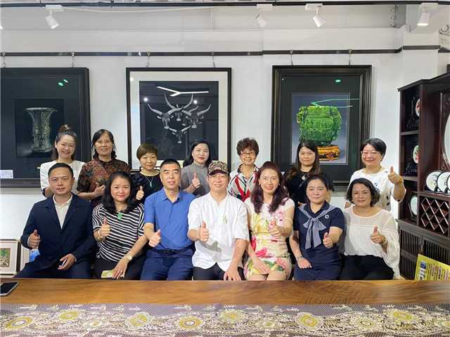 荔湾区双拥办主任、退役军人事务局局长王超海(左3)与荔湾区女企业家协会成员、金鹏律师事务所负责人参观广绣代表人王新元(左4)工作室合影