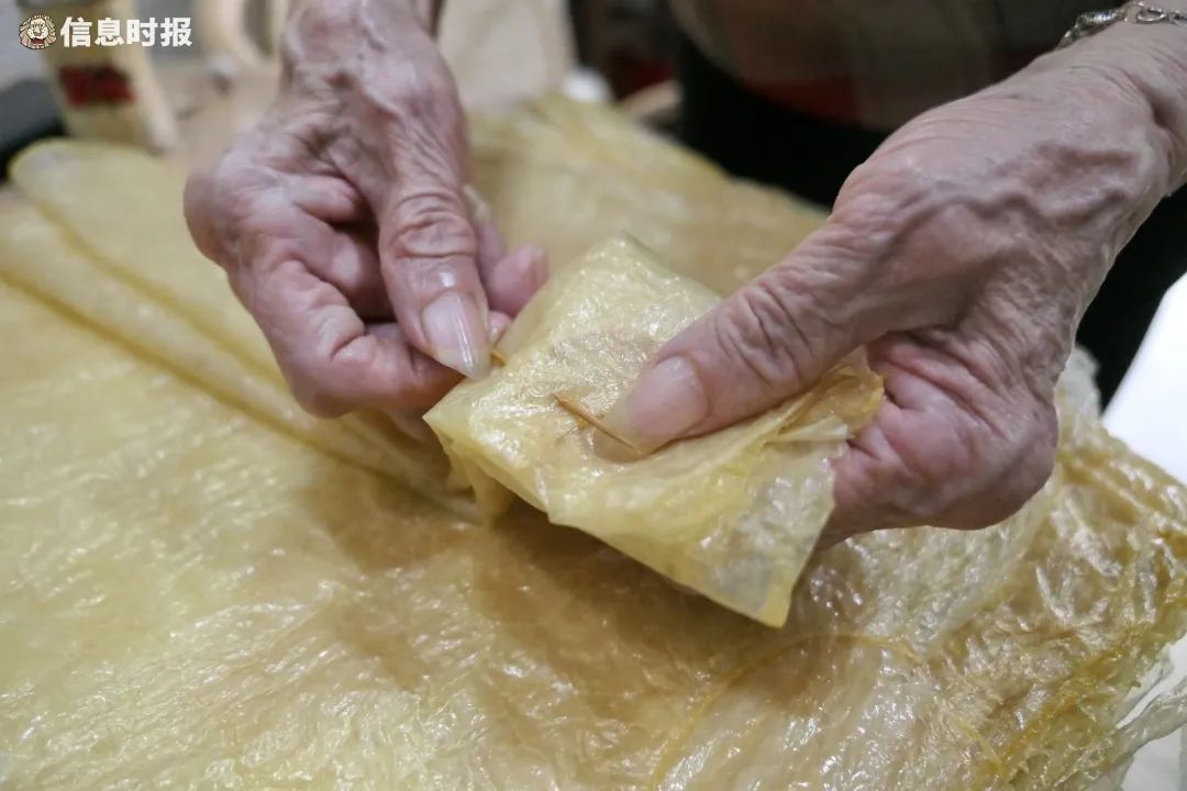 02老板娘将腐皮用牙签穿好2.jpg 图片