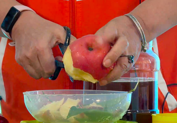 吴永娟现场制作环保酵素。据其介绍将坏掉的水果剪碎更有利于发酵。直播间截图