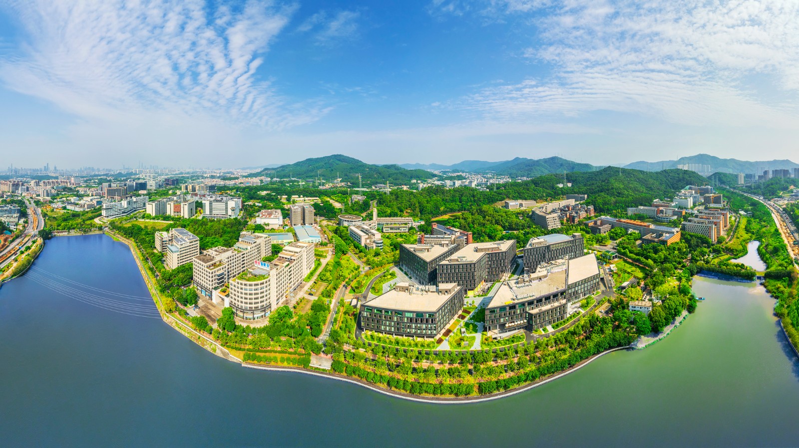 1 广州天河湿地公园碧水蓝天，林木苍翠，生机盎然。（摄影：张永林）a.jpg