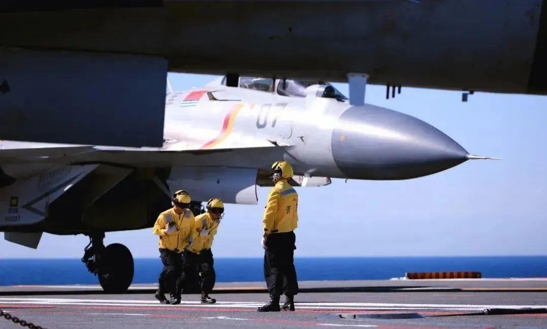 2012年11月23日国产舰载机歼-15成功在辽宁舰起降"黄马甲"的"航母