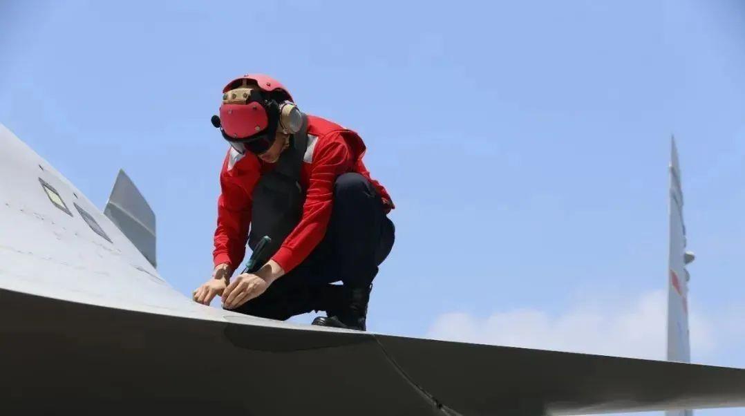 黄马甲——最炫"航母style"