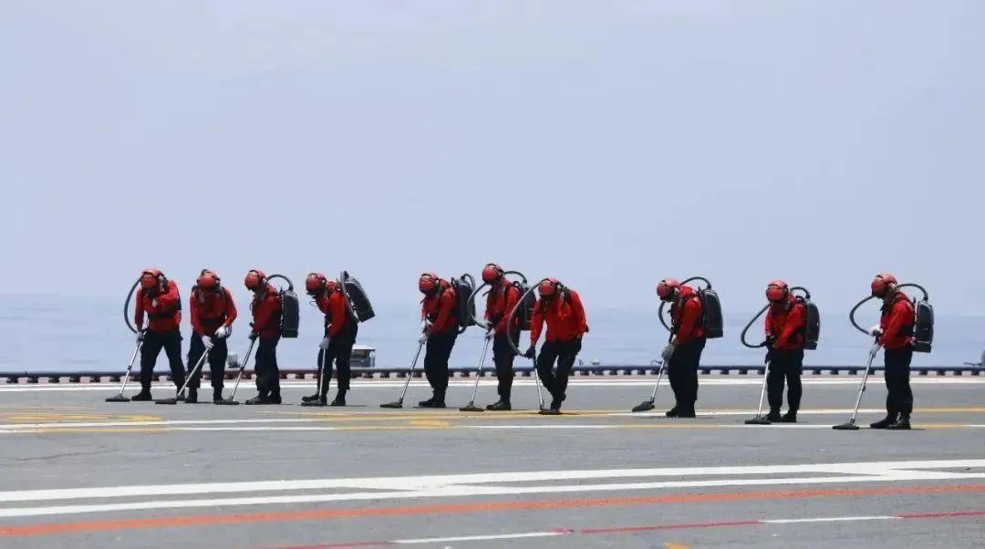 2012年11月23日国产舰载机歼-15成功在辽宁舰起降"黄马甲"的"航母