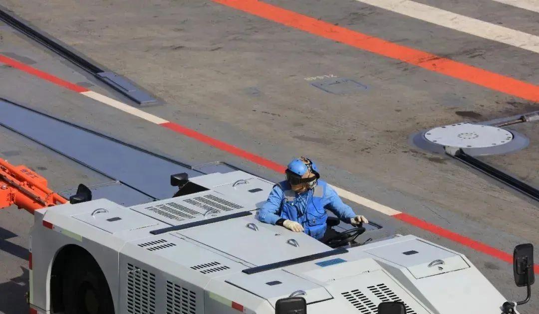 2012年11月23日国产舰载机歼-15成功在辽宁舰起降"黄马甲"的"航母