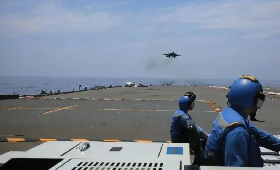 2012年11月23日国产舰载机歼-15成功在辽宁舰起降"黄马甲"的"航母