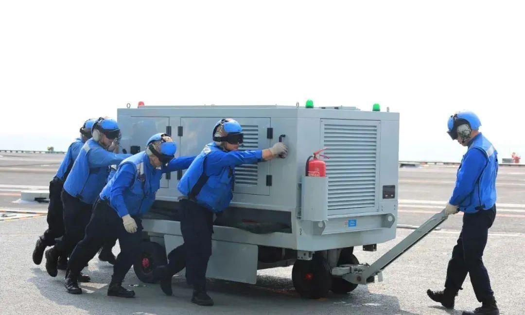 2012年11月23日国产舰载机歼-15成功在辽宁舰起降"黄马甲"的"航母