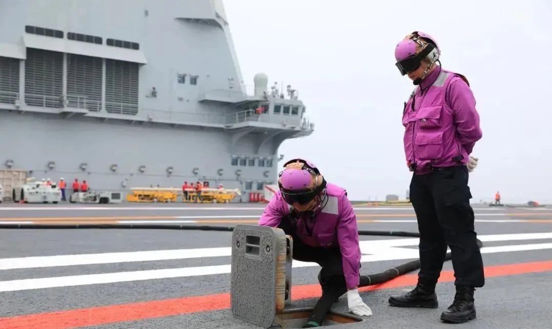 黄马甲——最炫"航母style"