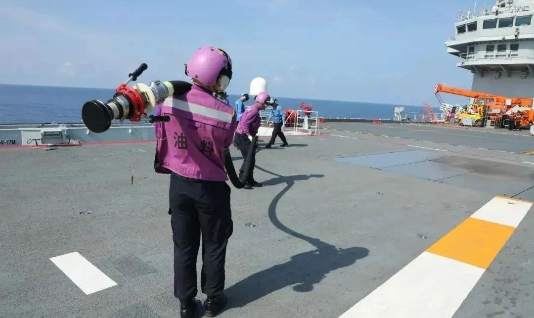 2012年11月23日国产舰载机歼-15成功在辽宁舰起降"黄马甲"的"航母