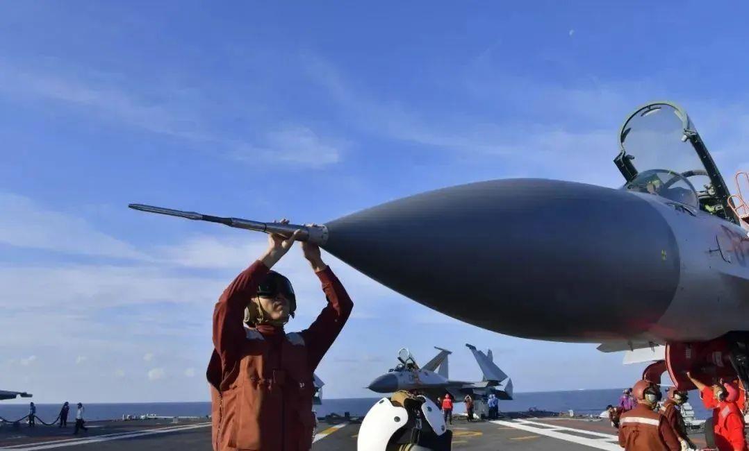 2012年11月23日国产舰载机歼-15成功在辽宁舰起降"黄马甲"的"航母