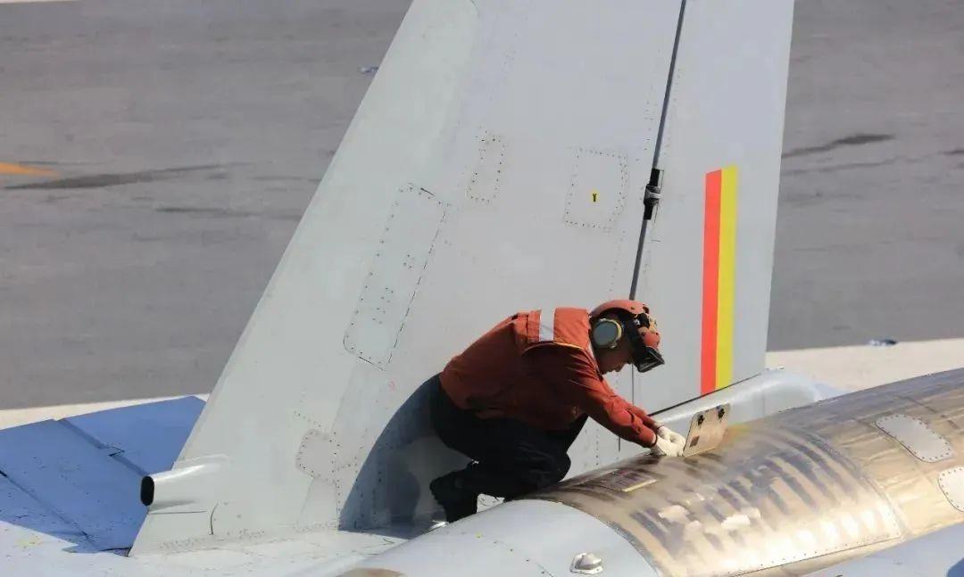 2012年11月23日国产舰载机歼-15成功在辽宁舰起降"黄马甲"的"航母