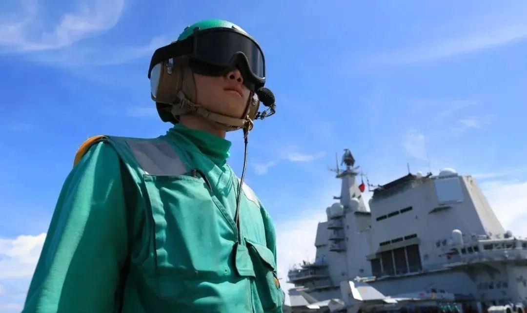 2012年11月23日国产舰载机歼-15成功在辽宁舰起降"黄马甲"的"航母