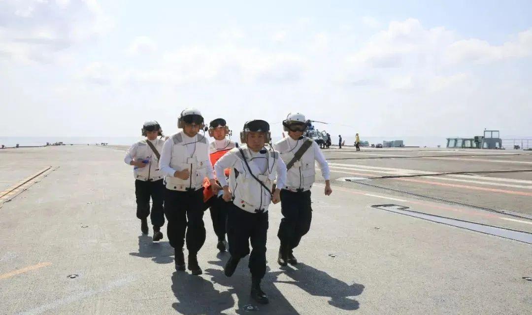 2012年11月23日国产舰载机歼-15成功在辽宁舰起降"黄马甲"的"航母