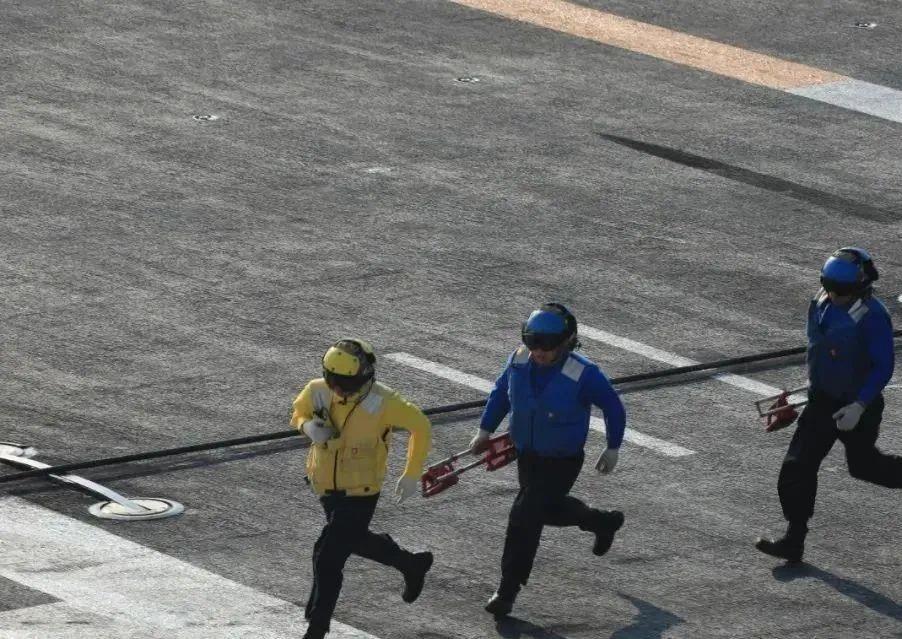 黄马甲——最炫"航母style"