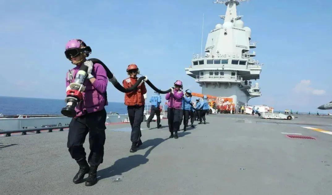 2012年11月23日国产舰载机歼-15成功在辽宁舰起降"黄马甲"的"航母