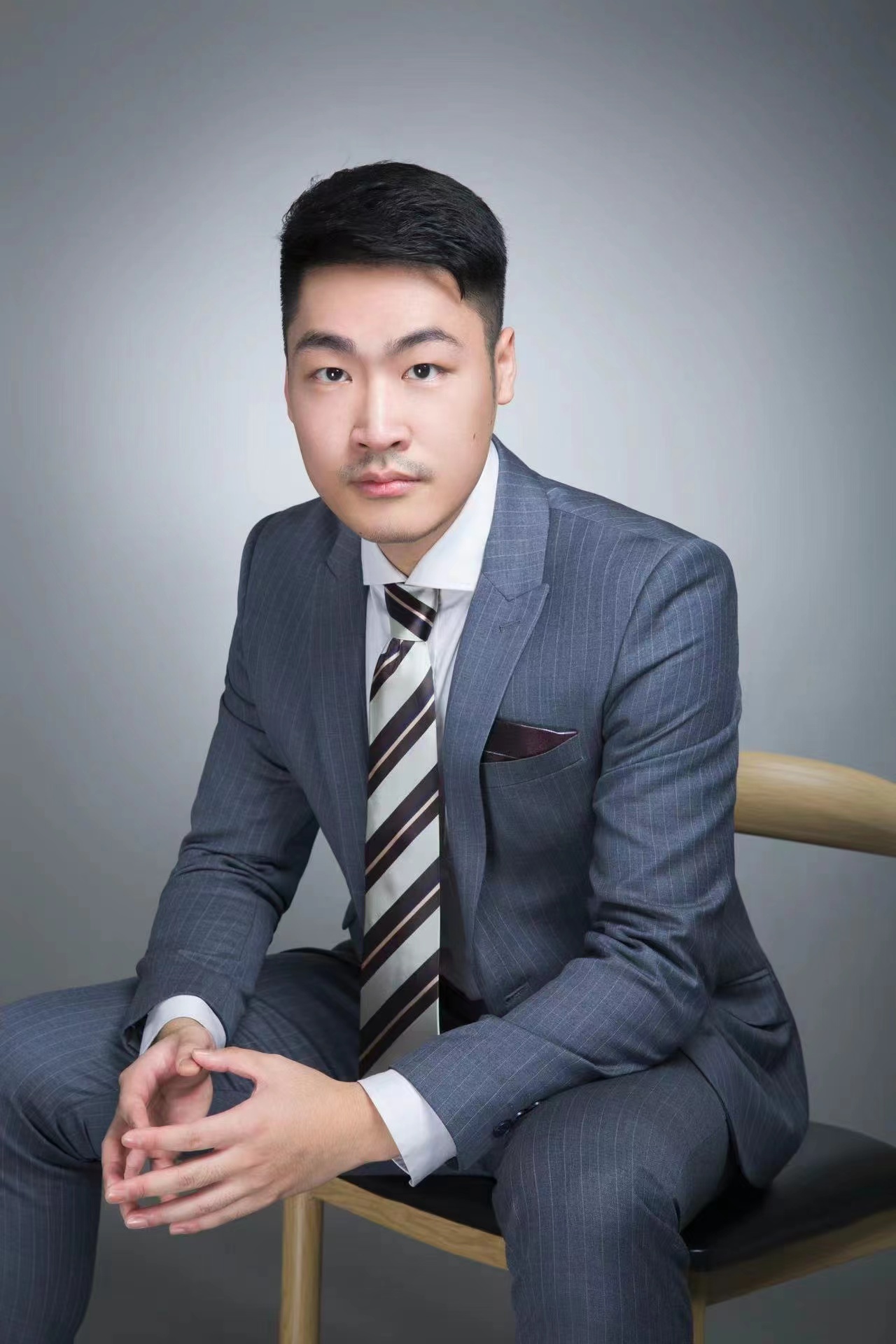 冠康复者李先生就因劳动仲裁,找到了海涵律师事务所的合伙人袁帅律师