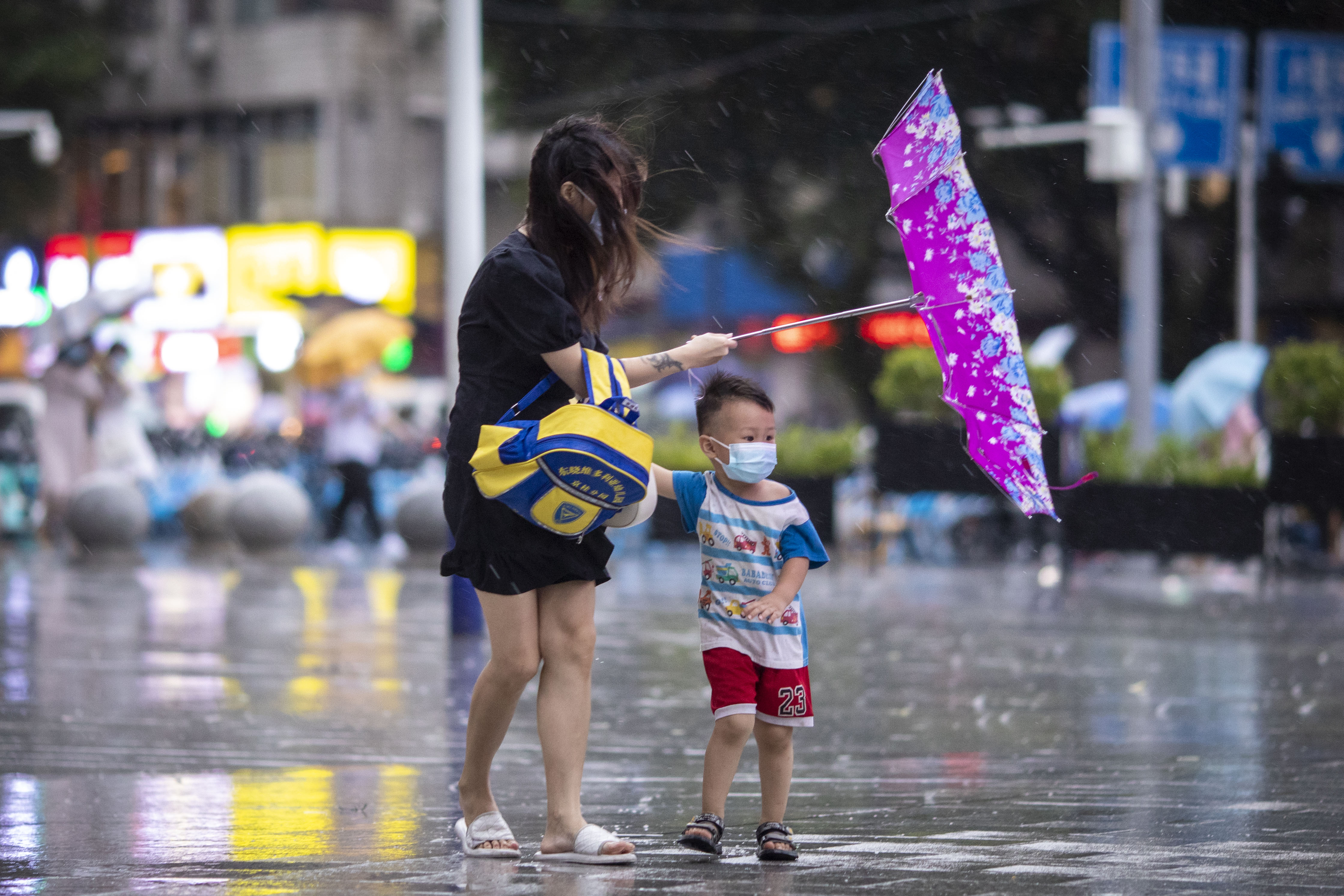 你看三亞人真堅強, 暴風雨中堅持排隊做核酸檢測 - 時事台 - 香港高登討論區