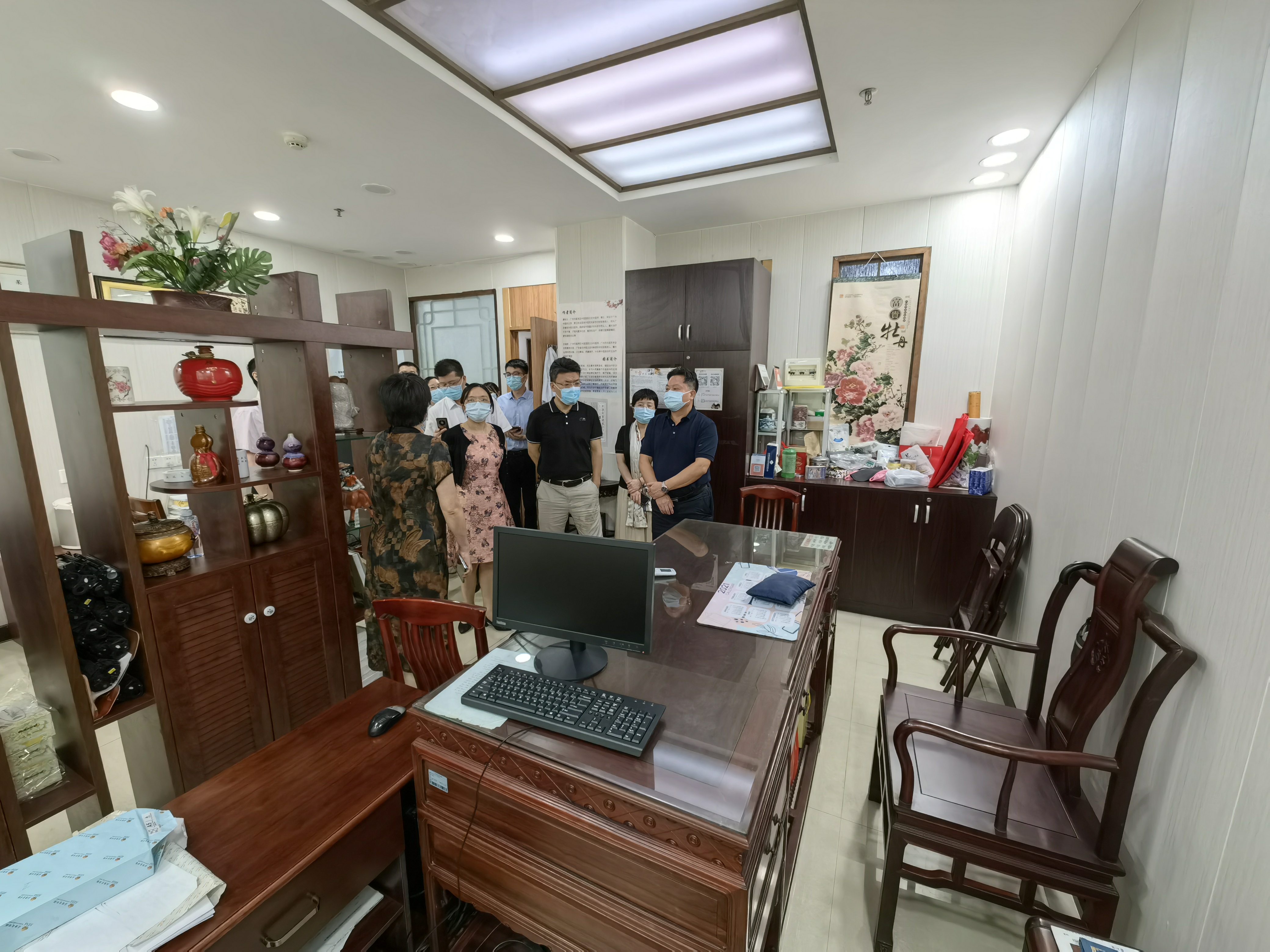 专家组实地考察了沈坚华全国名老中医药专家传承工作室门诊诊室、资料室等建设情况