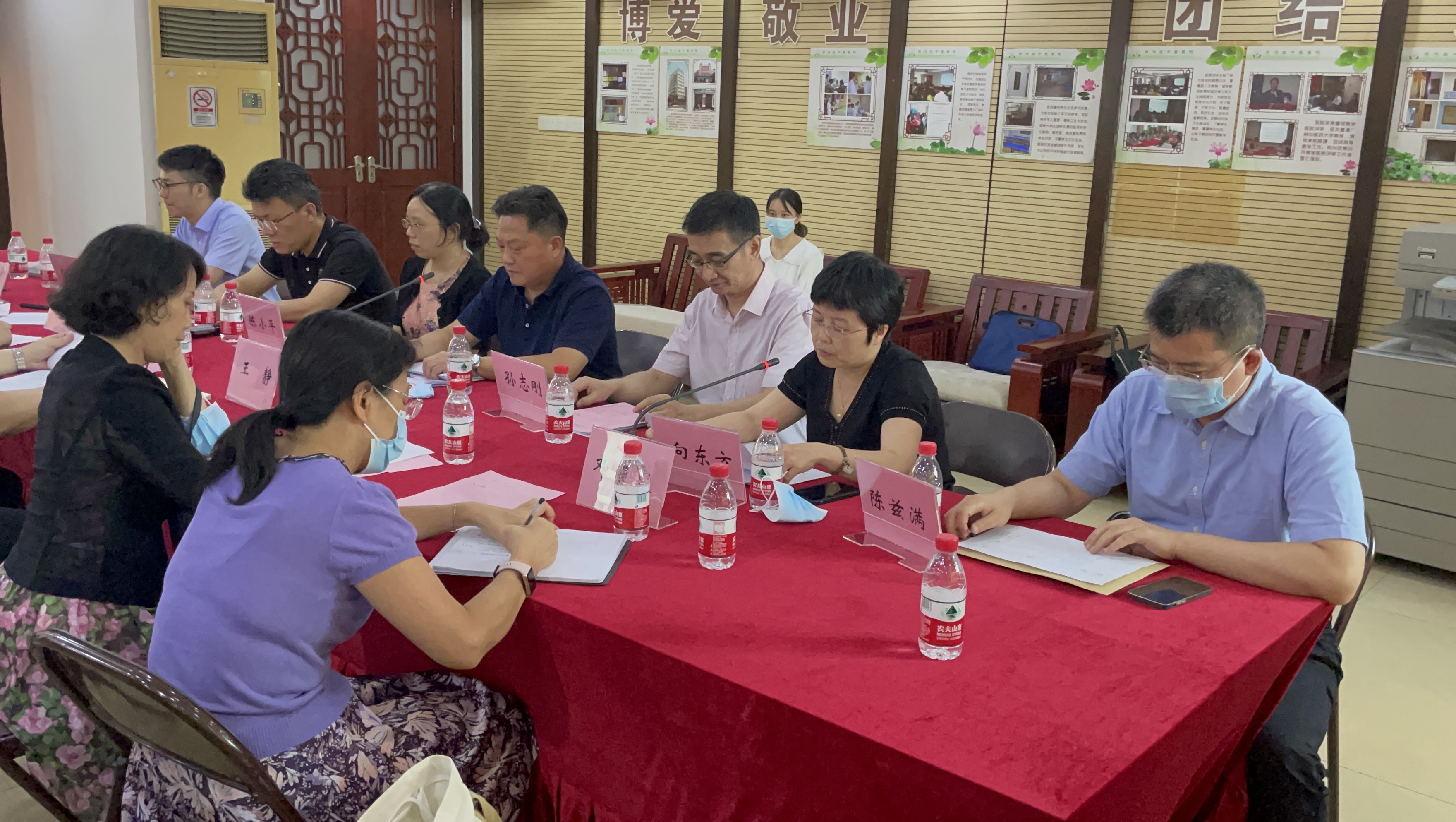 专家组对沈坚华全国名老中医药专家传承工作室建设项目验收情况进行点评