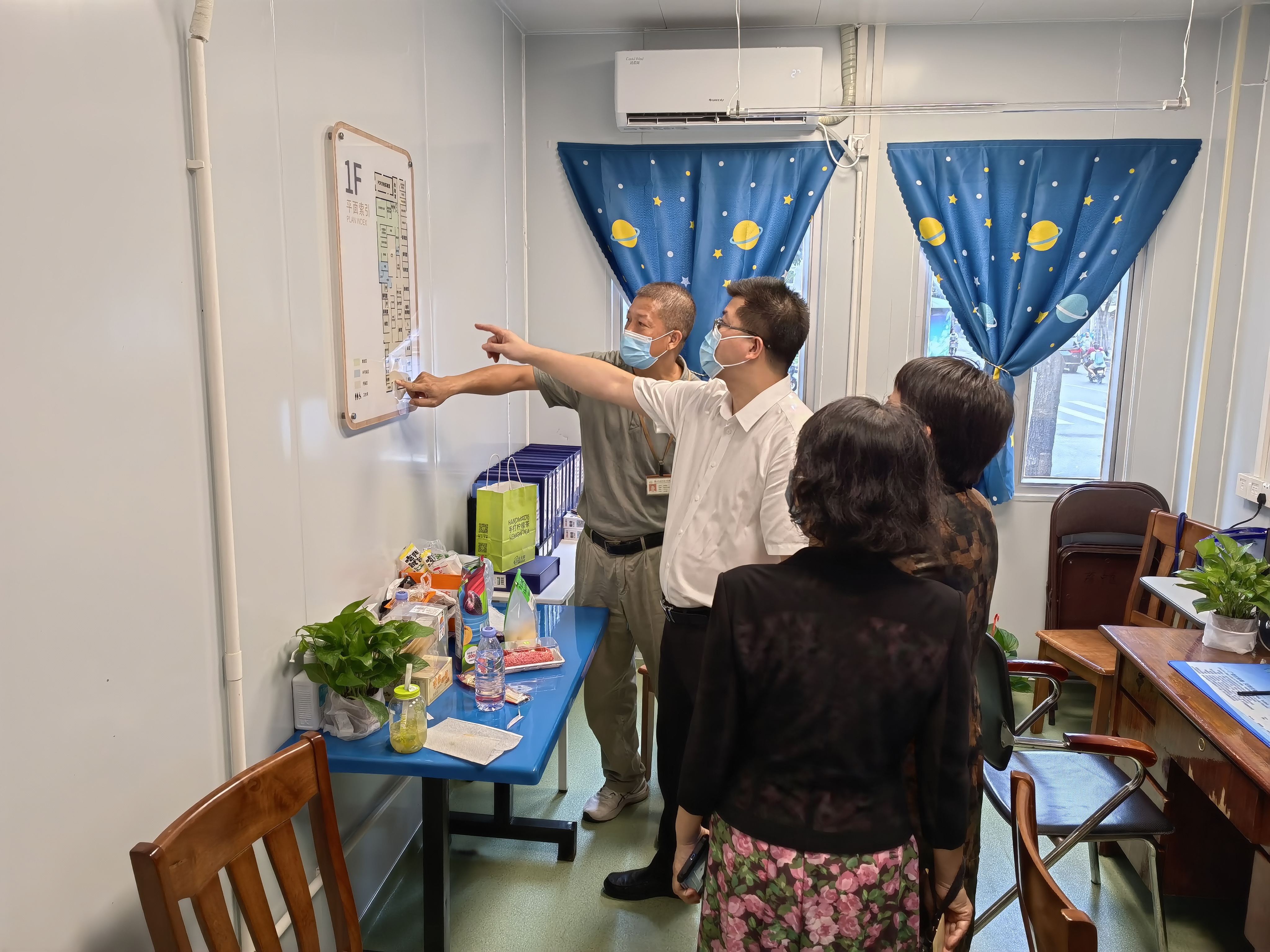 市卫健委钟首斌处长、王静四级调研员到长寿院区新建成的发热门诊实地督导检查哨点防控工作