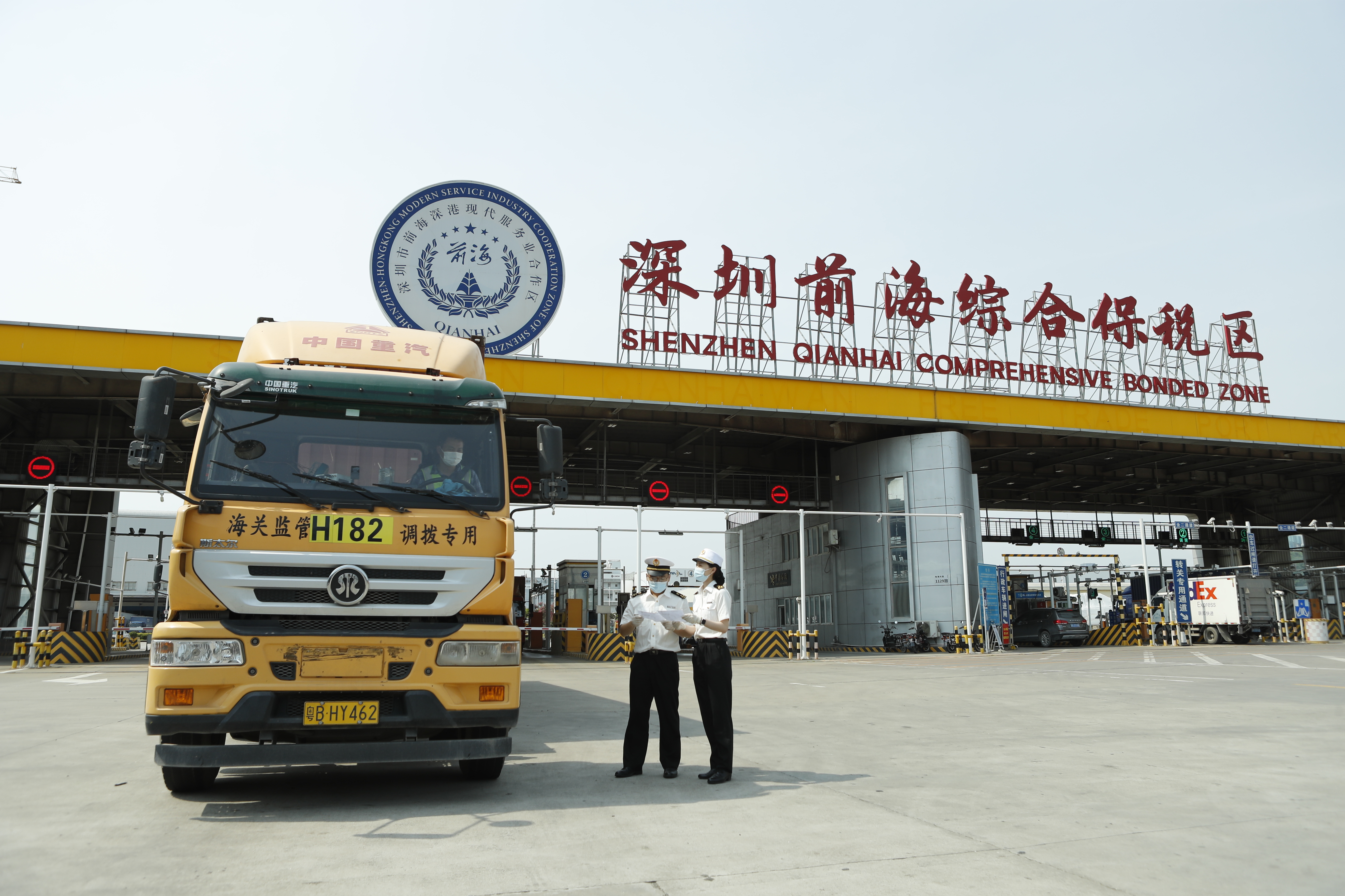 蛇口海关关员对深圳前海综合保税区调拨车辆开展监管据海关总署广东