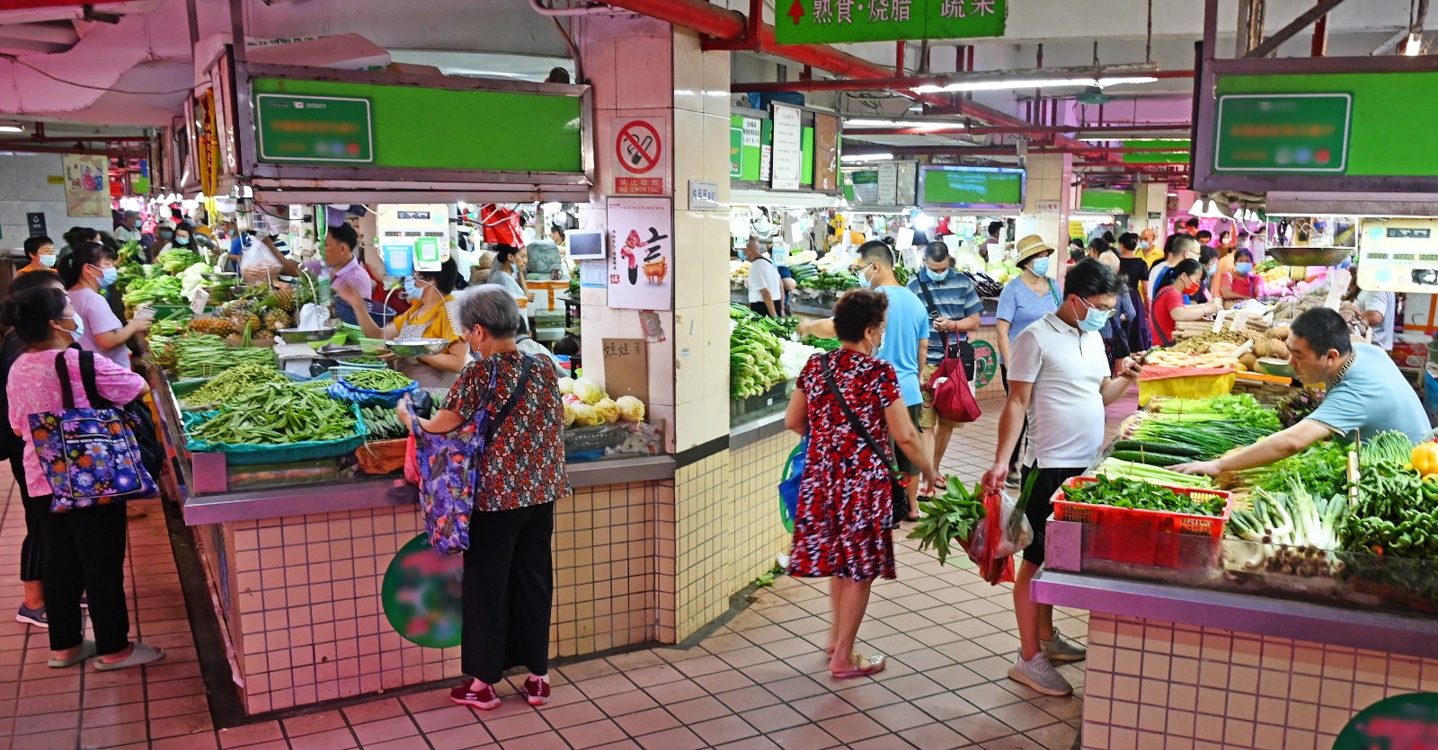 1 广州天河员村市场位于居民区内，这里肉类海鲜品种齐全，蔬菜瓜果琳琅满目，不少街坊慕名前来买菜。（摄影：何小茹）aa.jpg