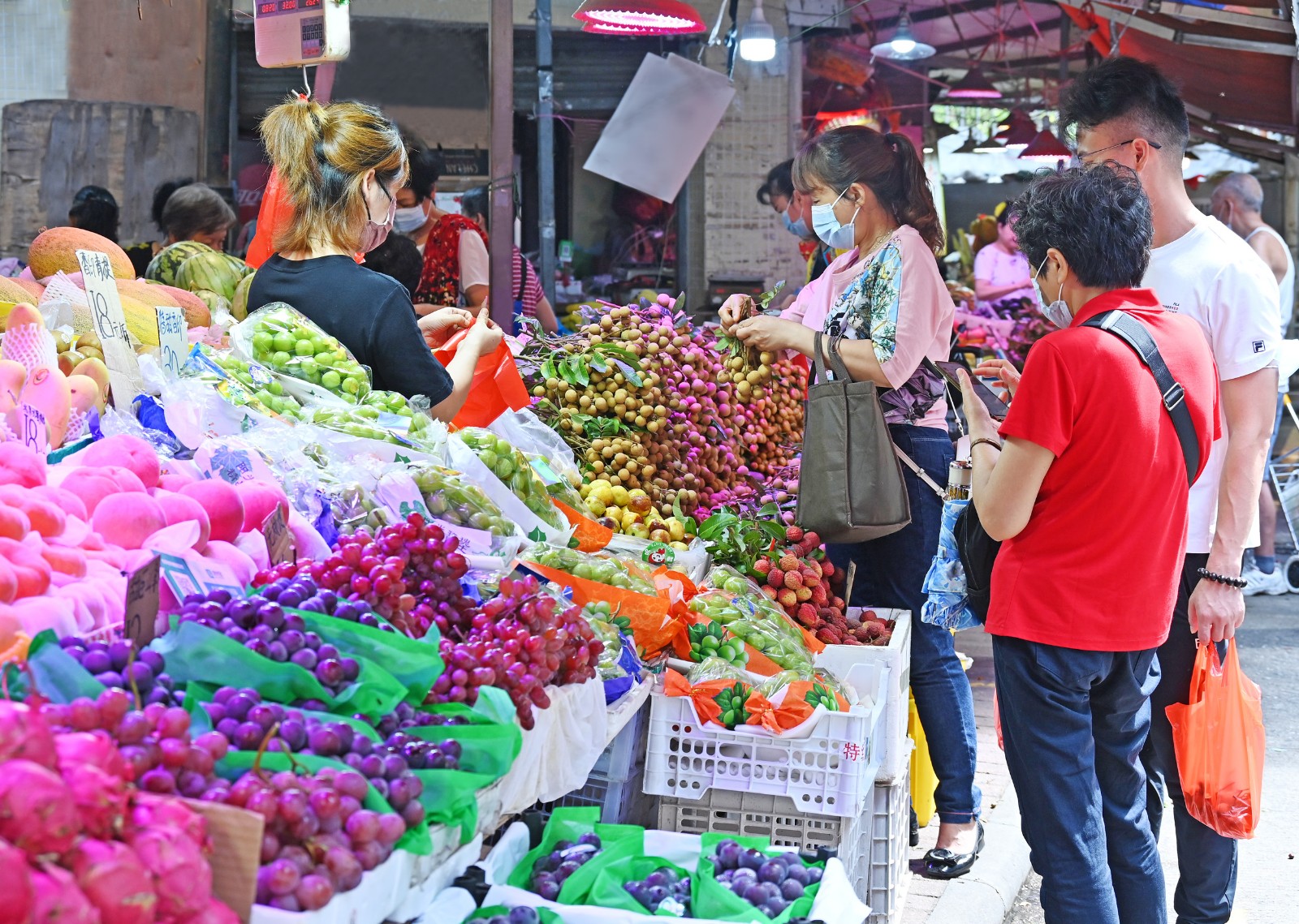 7 琳琅满目的水果吸引了街坊纷纷购买。（摄影：何小茹）a.jpg