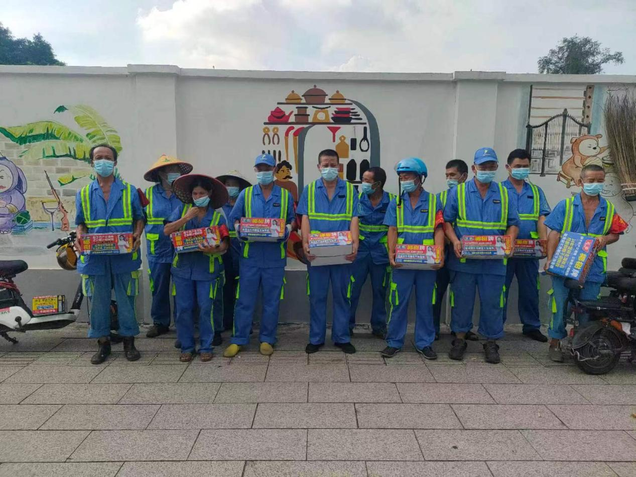 为环卫工人发放清凉饮品