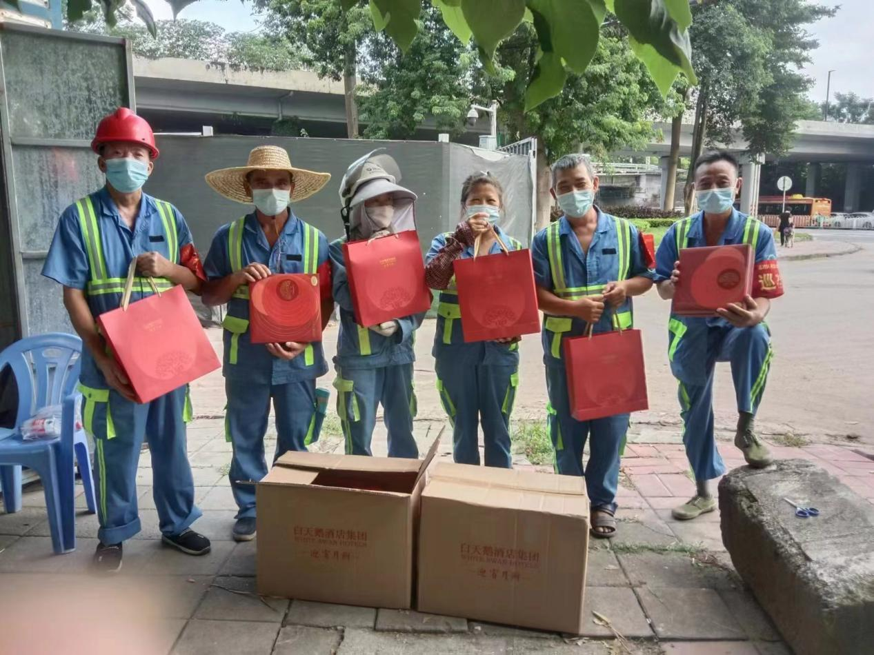 为环卫工人发放中秋节慰问品