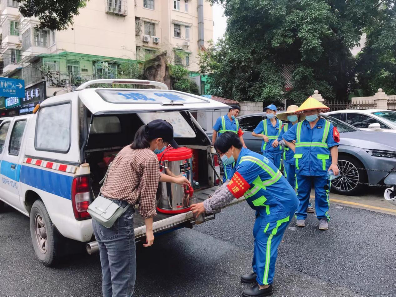 为环卫工人派发降暑凉茶