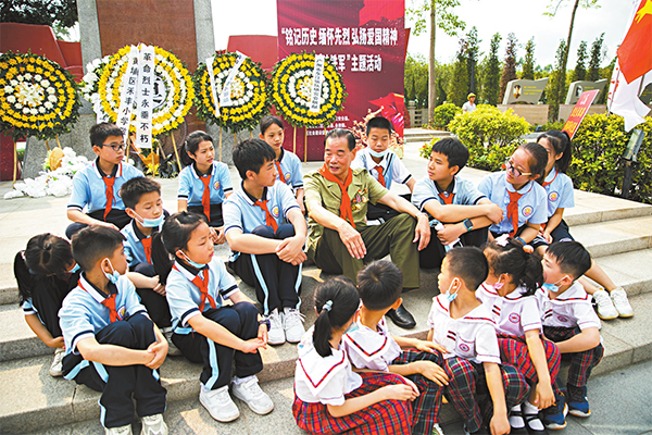 卢运柏给小学生讲红色故事。 潘煜坤 摄