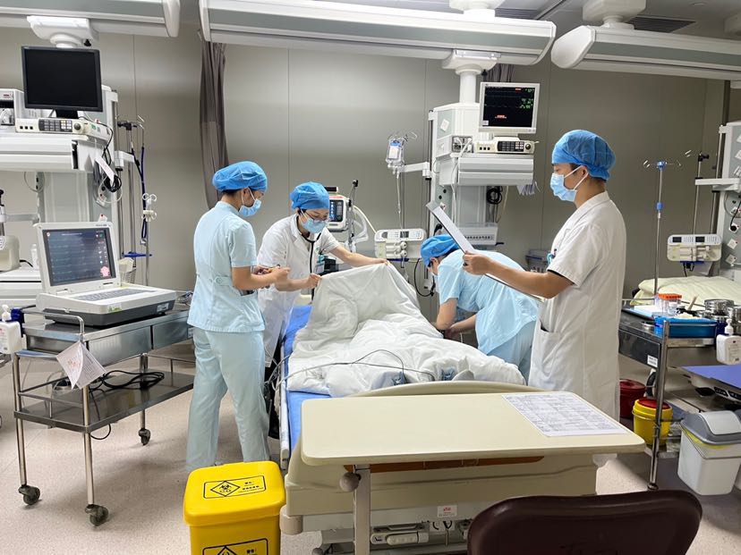 暖!高铁上阿叔突发心脏骤停,众人接力搭建“救心路”