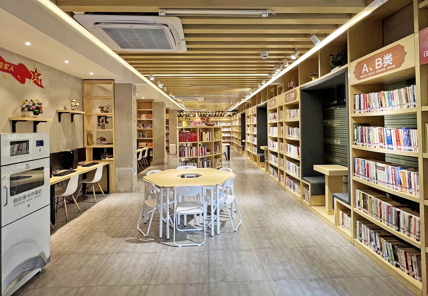 1 广州市天河区图书馆车陂街分馆地处东圃繁华商业区，建筑面积200平方米，馆藏量15000册，最大藏书量18000册，已与广州市、天河区图书馆联网，实现通借通还。（摄影：广州市天河区图书馆车陂街分馆）a.jpg