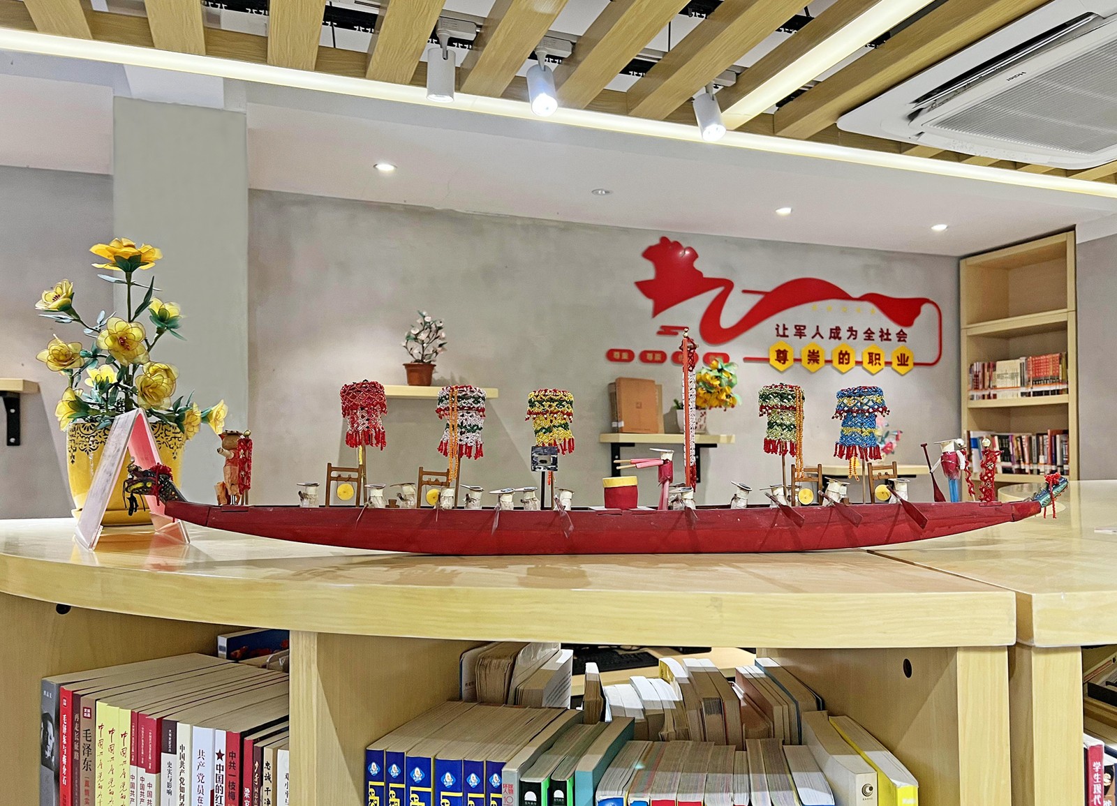 2 图书馆布置明亮雅致，馆内摆放众多车陂特色的乞巧节、“摆中元”的手工艺品，让人在阅读时也能感受传统民俗文化的魅力。（摄影：广州市天河区图书馆车陂街分馆）a.jpg