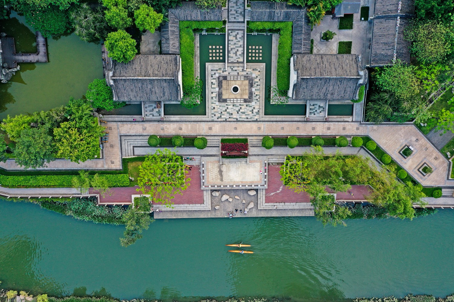 b 猎德涌水清岸绿，两旁古建筑环绕，是人们休闲放松的好去处。（摄影：陈志强）a.jpg