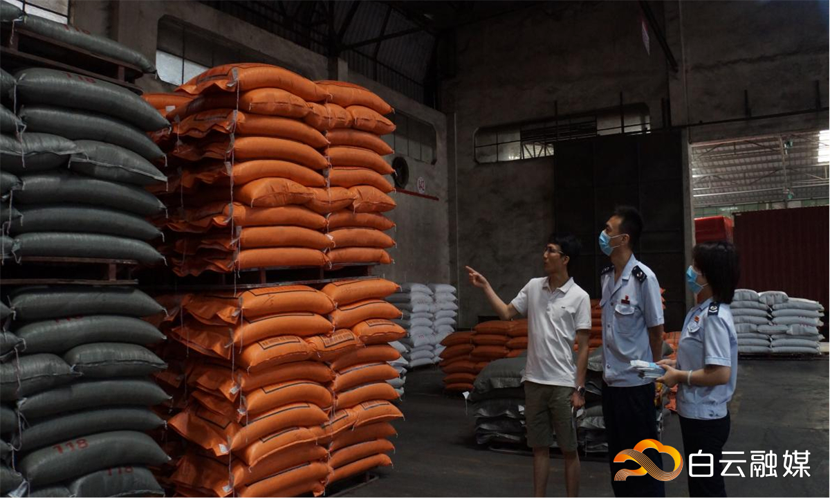 (2)白云区税务局走访辖区农产品企业饲料工厂，为企业送政策 杨妮摄