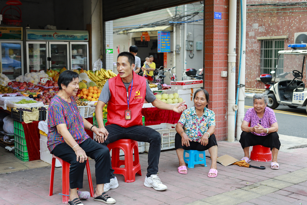 在基层治理中,大源村创新推行“党建+网格”服务管理模式,带动居民积极参与共建共治共享社会治理。图为大源村党员突击队队员走访群众。(资料图片)石建华 摄