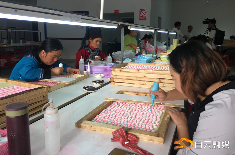 在荔波县易地扶贫搬迁安置点就业扶贫车间里,工人们正在对产品进行彩绘,他们大多是当地贫困户。(资料图片)方洽旋摄