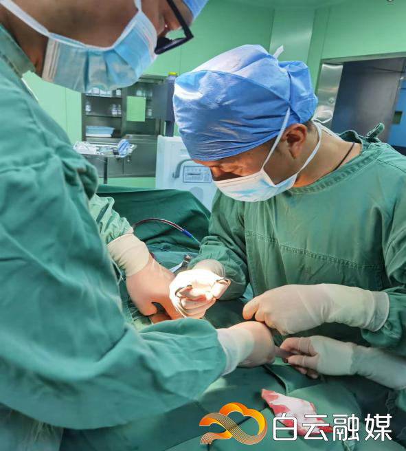 骆新波(图右)。