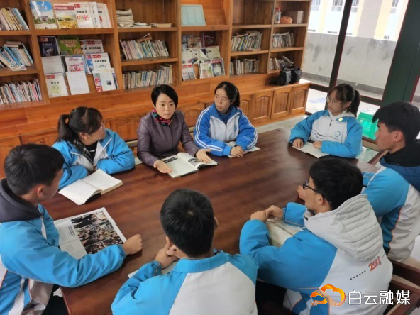 开展教育帮扶期间,张立巍 (左后三)与学生交流。